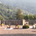 Hřbitov v obci Sant’Orsola Terme s výhledem na druhou stranu údolí.